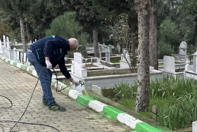 Kocaeli Çayırova'da mezarlıklarda çalışmalar sürüyor