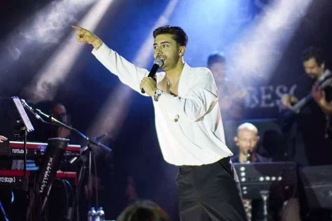 Kurtuluş Kuş'tan sahneye damga vuran albüm lansmanı