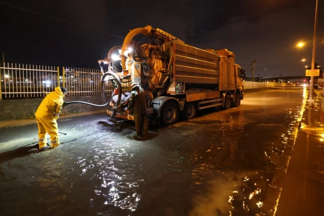 İzmir'de sağanak seferberliği... Büyükşehir tüm birimleriyle sahadaydı