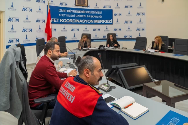 İzmir'de yağış sonrası hasar tespit çalışmaları sürüyor