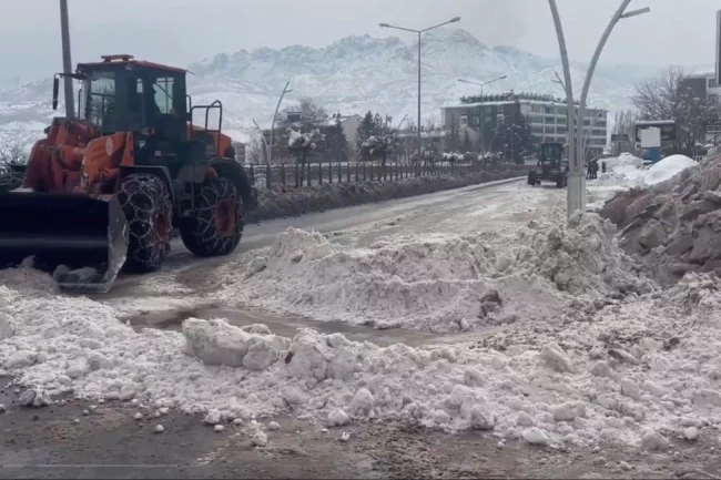 Tunceli'de motokuryeler ile kış lastiği olmayan araçlar 5 gün trafik yasak