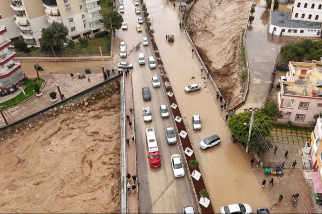Mersin'de dere taştı, birçok araç zarar gördü