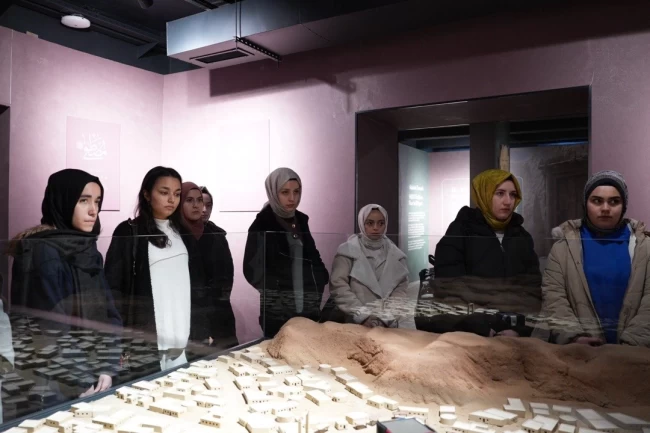 Lima öğrencileri Taş Bina'daki Siyer Sergisi'ni ziyaret etti