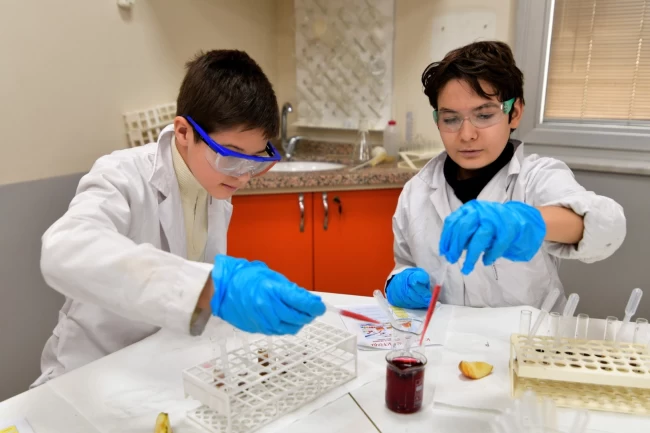 Bornovalı çocukların "Mutfakta Bilim" temasıyla keşif yolculuğu