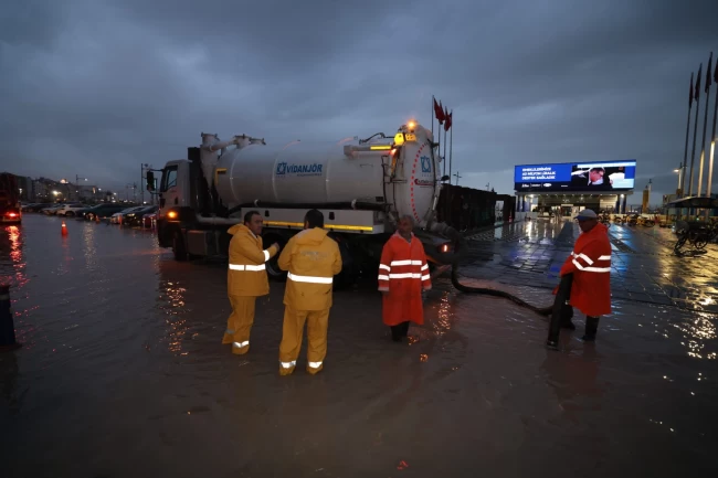 İzmir'de deniz seviyesi hareketliliğine anlık müdahale