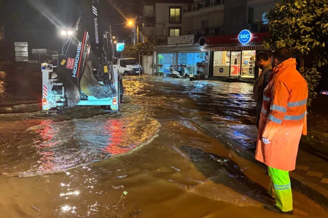Muğla Milas'ta ekipler yoğun yağış ve fırtına nedeniyle 7/24 görev başındaydı