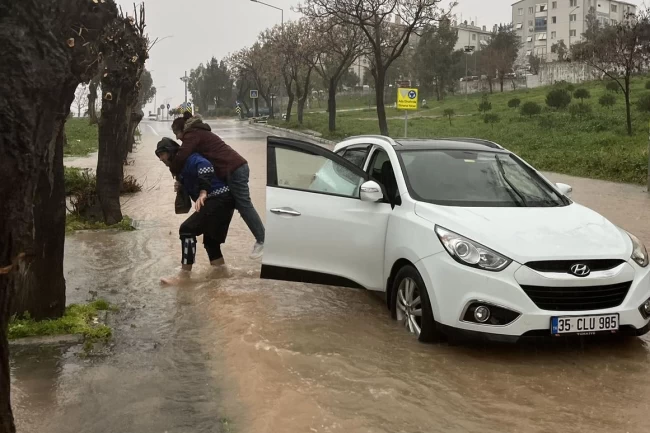 İzmir'de zabıta ekipleri vatandaşları sırtında taşıdı