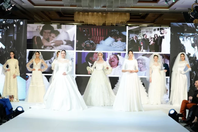 İstanbul'da gelinlik defilesi moda severleri büyüledi