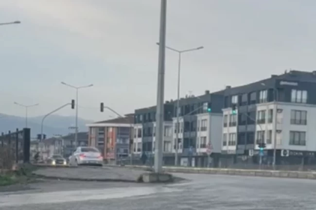 Düzce'de aynı kavşakta 3 dakikada 4 ters yön ihlali kamerada