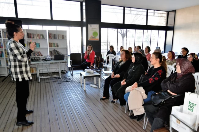 İzmir Bornova'da kadınlar hem üretiyor hem bilinçleniyor