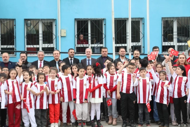 Bursa İnegölspor'dan 60 bin öğrenciye hediye