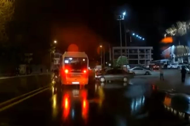 Düzce'de belediye otobüsü, elektrikli bisiklete çarptı