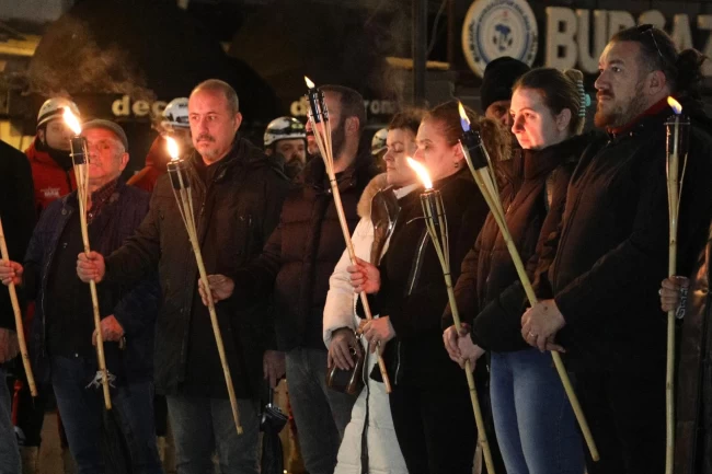 Mudanya'da 6 Şubat'a meşalelerle sessiz saygı