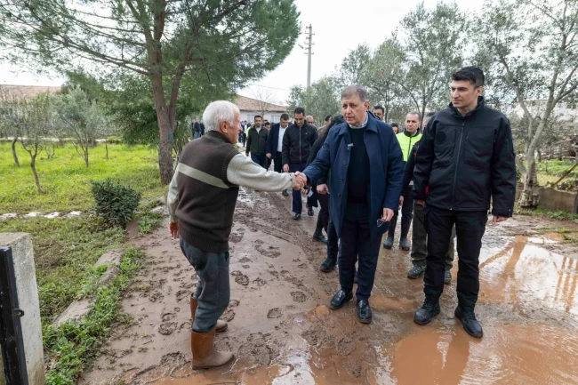 Seferihisar'da yağıştan etkilenenlere İzmir Büyükşehir'den yerinde destek