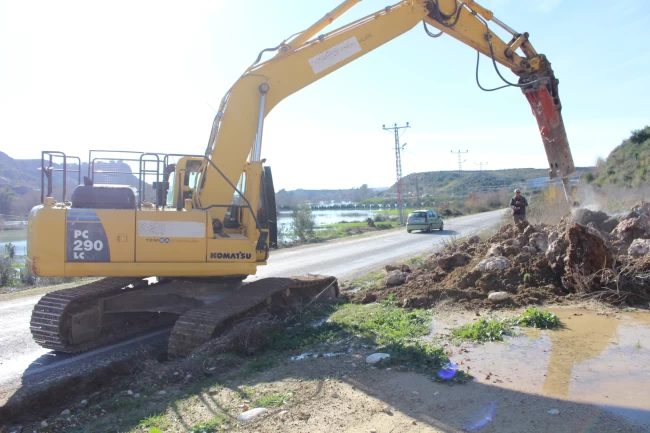 Antalya'da yağış sonrası yollarda bakım-onarım çalışması