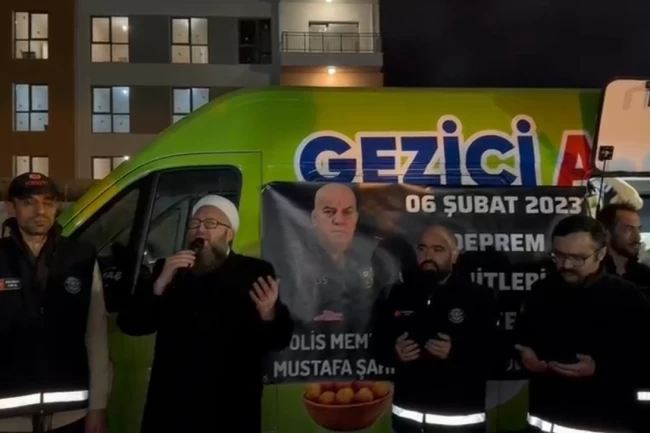 Deprem bölgesine ilk günden bu yana destek veren polis memuru Mustafa Şahin'den 6 Şubat'ta anlamlı vefa