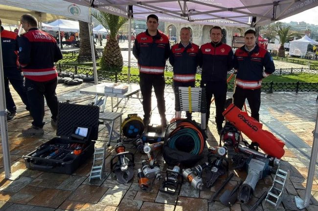 İzmir'de deprem anması: Arama kurtarma ekipmanları sergilendi