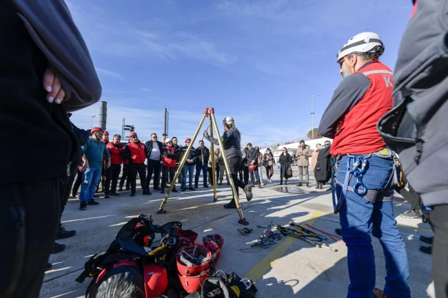Afetlerde mahsur kalan hayvanlar unutulmayacak... Uygulamalı eğitim İzmir'de yapıldı