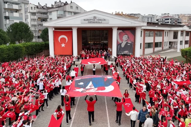 Bursalı öğrencilerden anlamlı mesaj: 1000 yürek, 1000 bayrak, yer gök kırmızı beyaz