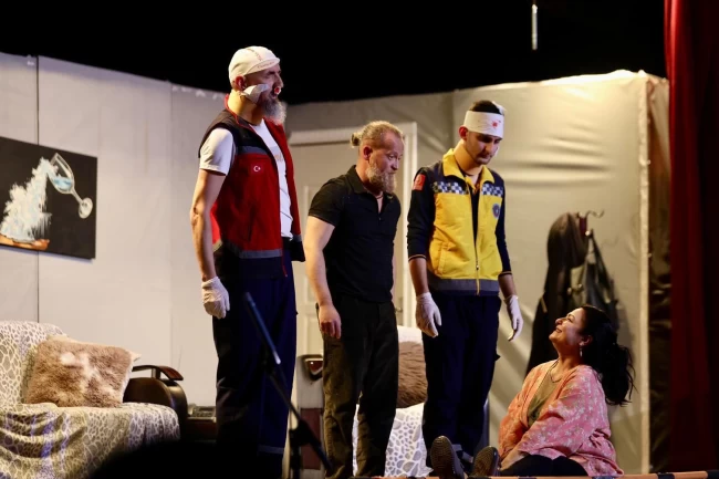 Bursa Gemlik'te ‘9 Canlı' ayakta alkışlandı