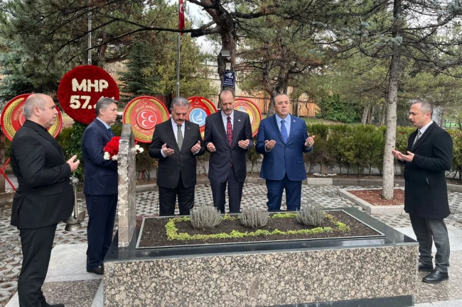MHP'den Alparslan Türkeş'in kabrine ziyaret