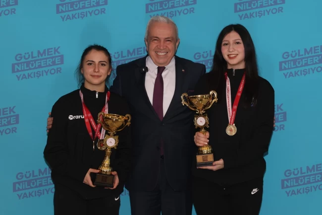 Nilüfer'in şampiyon kızlarından Başkan Özdemir'e kupa ziyareti