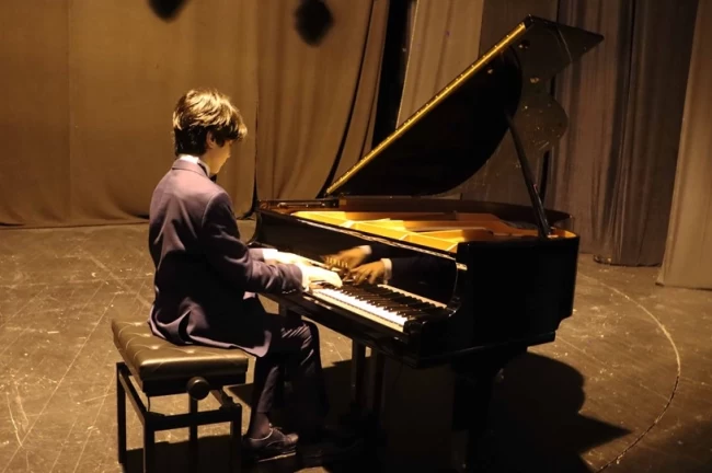 İstanbul Maltepe'de genç piyanist Tolga Bilget sahne aldı