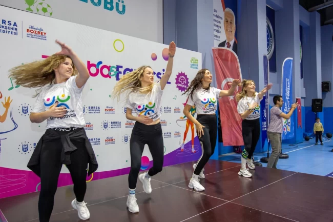 Bursa'da kadınlar zumba ile enerji depoladı