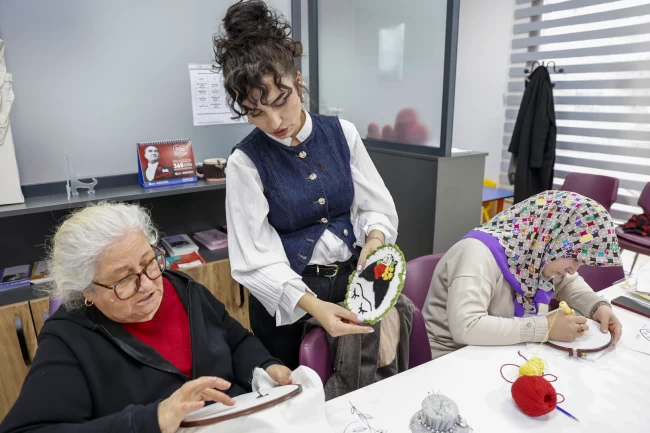 Antalya'da kadınlar el sanatlarını yaşatıyor