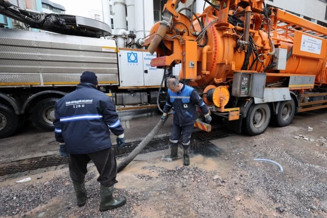 İzmir'de kuvvetli yağış: Belediye ekipleri sahada