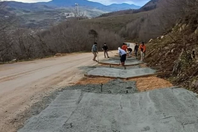 Düzce'nin Sarıkaya Köyü'nde beton V kanal çalışması
