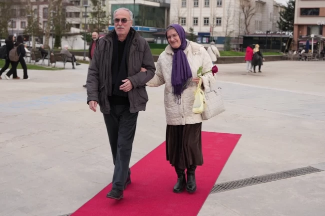 Düzce'de çiftlere özel kırmızı halı sürprizi