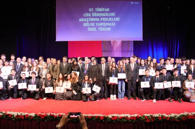 Genç araştırmacılar TÜBİTAK İzmir Bölge Yarışması'nda ödüllendirildi
