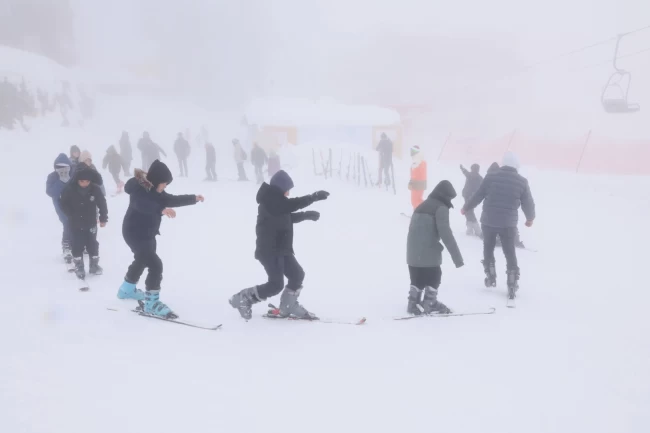 Çocukların Uludağ'da kar keyfi