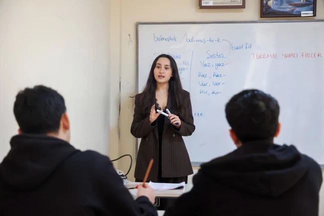 Antalya Büyükşehir'in gençlere eğitim desteği sürüyor