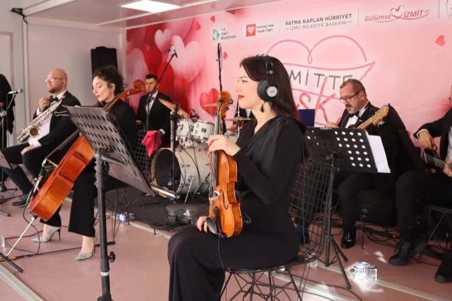 Kocaeli İzmit'te Sevgililer Günü coşkusu