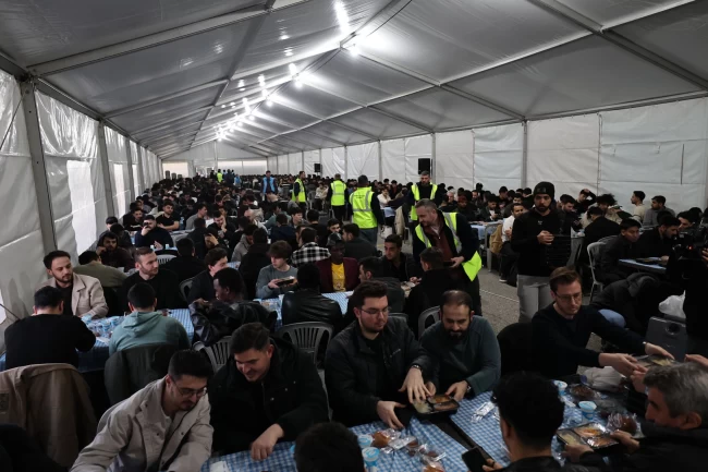 Sakarya'da farklı renk ve coğrafyadan binler birlikte oruç açıyor