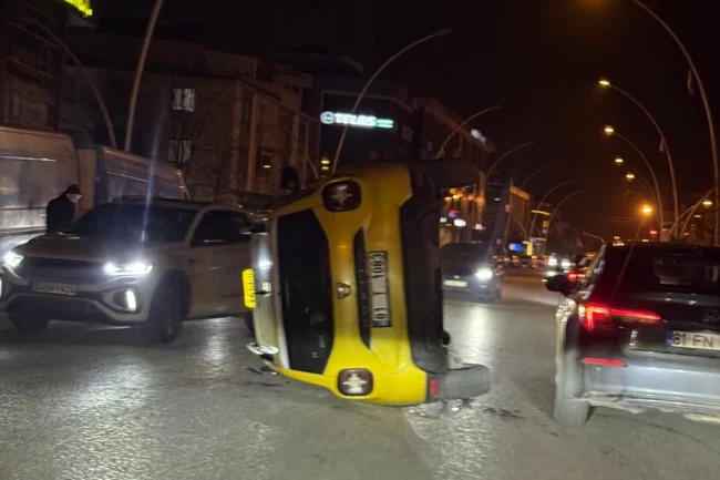 Düzce'de ticari taksi devrildi!