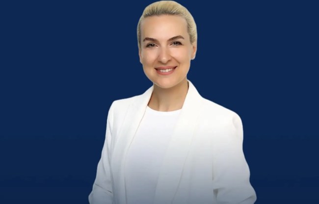 Müftüoğlu’nun rozetini Genel Başkan Ağıralioğlu takacak