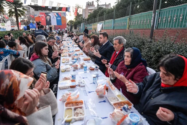 İzmir Büyükşehir bu kez Karşıyaka'da sofra kurdu