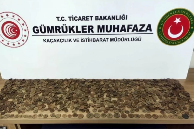 İzmir'den İtalya'ya kaçırılacaktı! 7 bin 550 sikke ve figür ele geçirildi