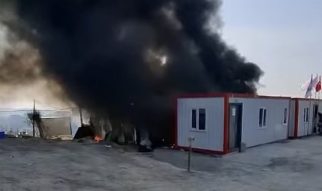 Alaplı’da parasını alamadığı konteyner’ı ateşe verdi