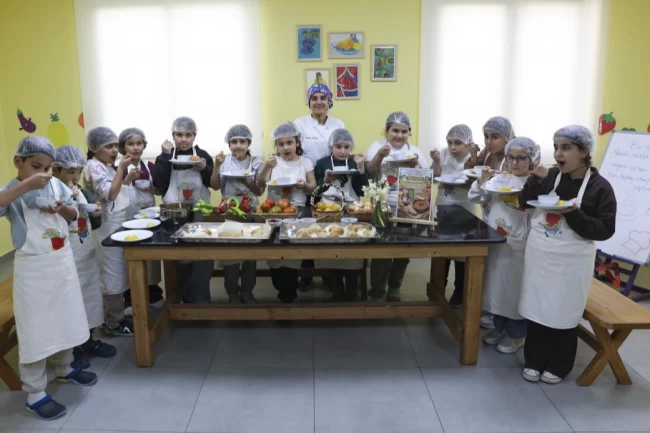 Mersin'de çocuklar mutfakta öğreniyor