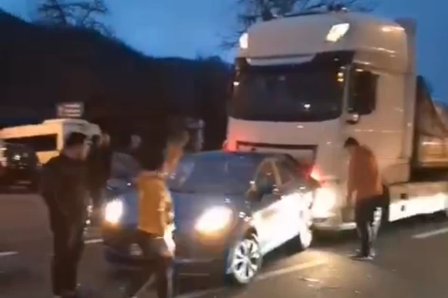 Düzce'de otomobile tır arkadan çarptı!