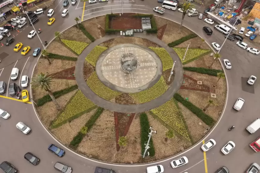 İzmir'in kalbi çiçek açtı