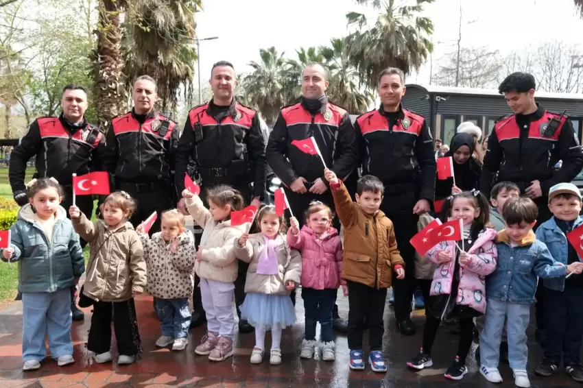 Kocaelide minikler polis amcalarını ağırladı