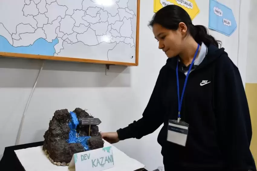 Bilecikte liseli öğrenciler atıkları coğrafi şekillere dönüştürdü