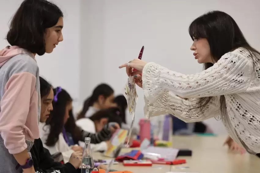 İzmirde çocuklar kitaplarını yazıp çizdi