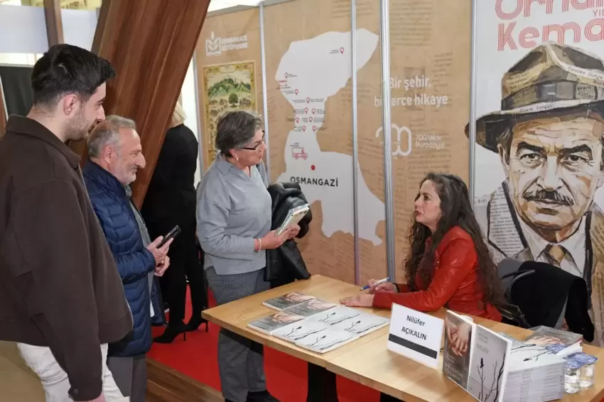 Nilüfer Açıkalın Bursada Osmangazi standında okurlarıyla buluştu