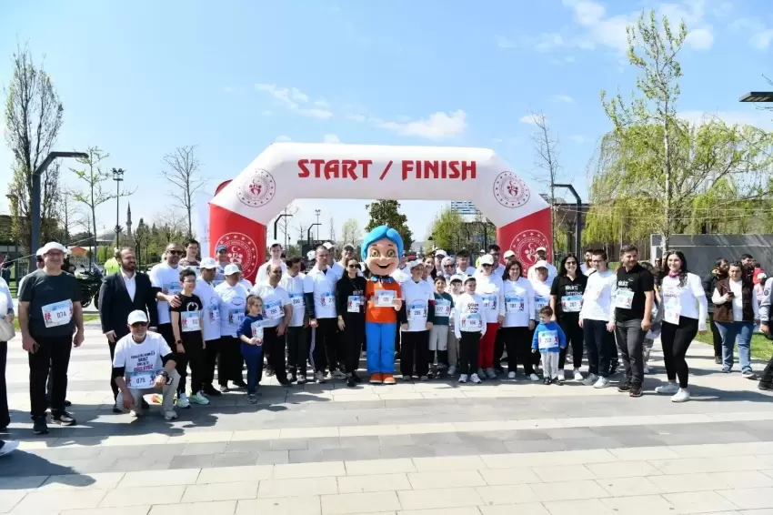 Balıkesir'de otizm farkındalığı için koşuldu